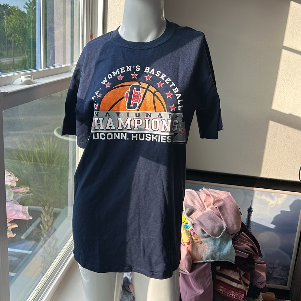 UCONN NCAA WOMEN’S BASKETBALL PARKS 7 SPORTSWEAR BT TEE’S PLUS T-SHIRT SIZE S